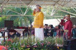 Berbusana Adat Toraja, Munafri Pimpin Penurunan Bendera Merah Putih