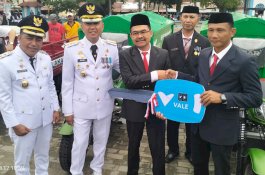 Peringatan HUT ke-80 RI, PT Vale Serahkan Empat Unit Kendaraan Pengangkut Sampah ke Pemkab Kolaka