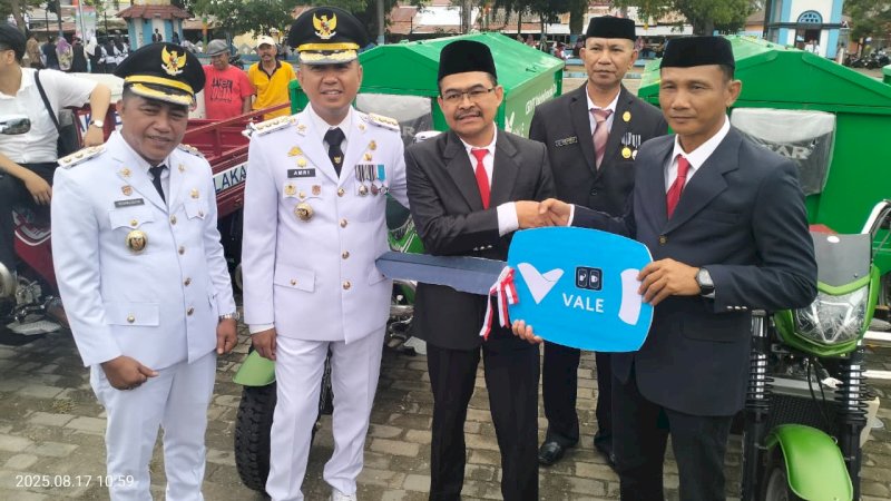 Peringatan HUT ke-80 RI, PT Vale Serahkan Empat Unit Kendaraan Pengangkut Sampah ke Pemkab Kolaka