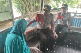 Lulus Perwira, Anggota Polres Pangkep Berbagi Kebahagiaan dengan Dhuafa