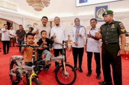 Viral Pungut Sisa Kue, Dua Bocah Asal Gowa Dapat Sepeda dari Gubernur Sulsel