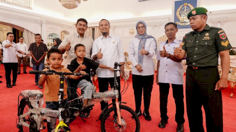 Viral Pungut Sisa Kue, Dua Bocah Asal Gowa Dapat Sepeda dari Gubernur Sulsel