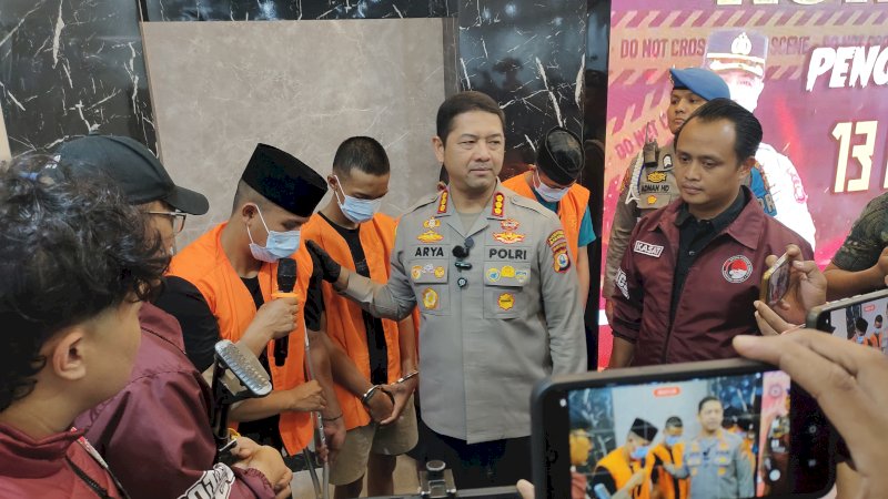 Kapolrestabes Makassar Kombes Pol Arya Perdana dan Kasat Narkoba Polrestabes Makassar, AKBP Lulik Febyantara saat rilis pengungkapan kasus narkoba pada Jumat 22/8/2025. (Dok Rakyatku)