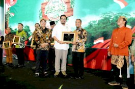 Gubernur Andi Sudirman Tenerima Penghargaan Festival Perhutanan Sosial Nasional 2025