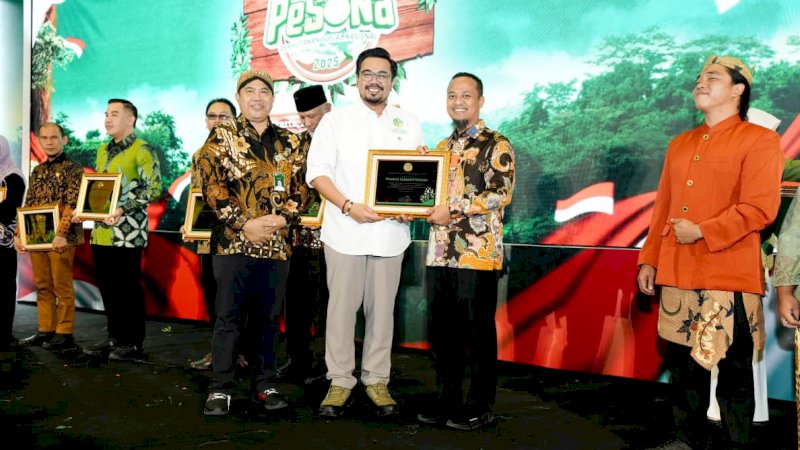Gubernur Andi Sudirman Tenerima Penghargaan Festival Perhutanan Sosial Nasional 2025