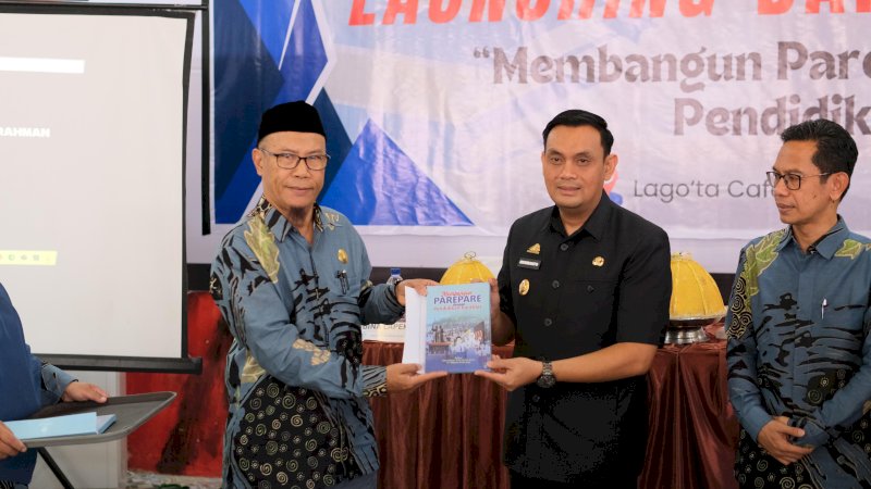 Wakil Wali Kota Parepare Hadiri Bedah Buku dan Launching Buku LAPEKOM “Membangun Parepare dengan Karakter”