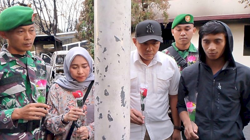 TNI-Polri, Anggota Dewan dan Mahasiswa Tabur Bunga untuk Korban Kebakaran DPRD Makassar