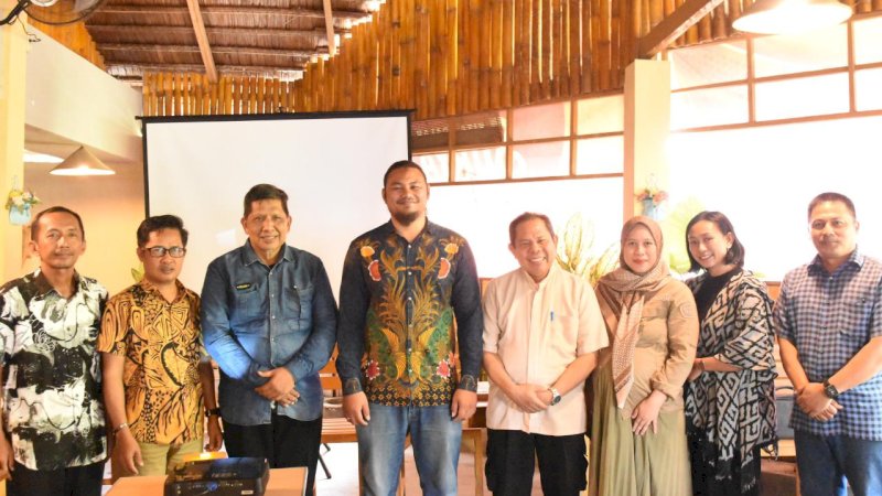Tim Yayasan Hadji Kalla berfoto bersama dengan pihak kampus setelah melakukan sosialisasi di Sulbar, Sulteng, dan Sultra selama Agustus 2025.
