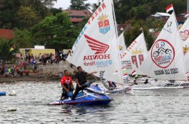 Tasming Hamid Lepas Lomba Perahu Tradisional Sandeq di PantaiKu