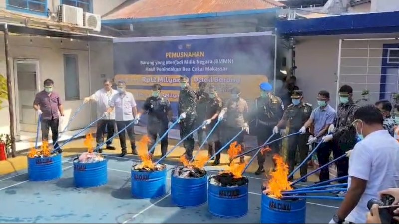 Beacukai Makassat melakukan Pemusnahan barang ilegal , selasa (9/9)