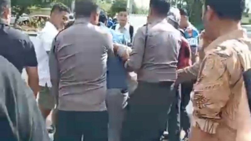 Screenshot video yang beredar saat pelaku diamankan di Bandara Internasional Sultan Hasanuddin.