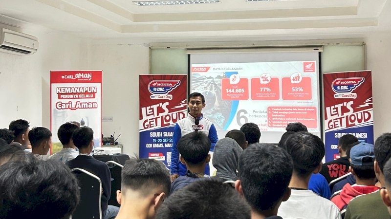 instruktur safety Riding Wanny Dewa memberikan pengarahan kepada peserta Honda DBL untuk selalu #cari_aman