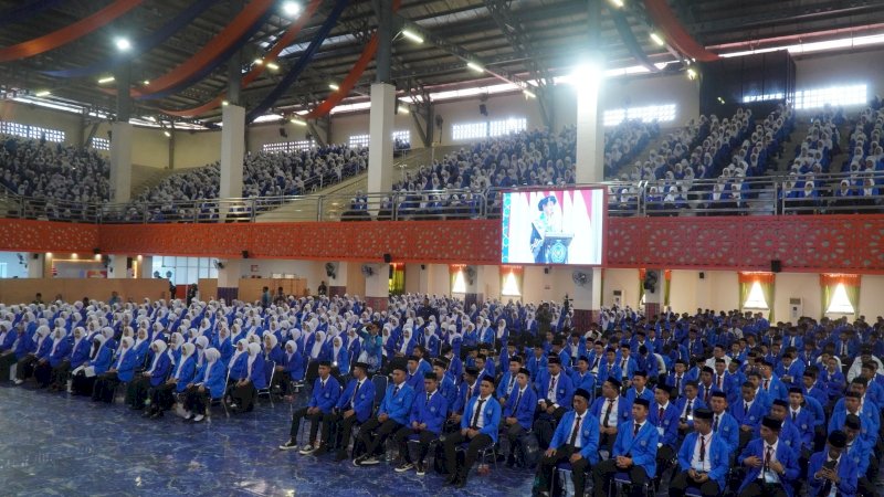 ribuan mahasiswa baru Unismuh di kukuhkan 