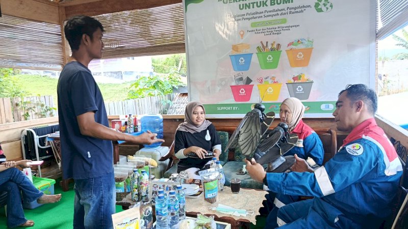 Pertamina Patra Niaga Regional Sulawesi melalui Fuel Terminal (FT) Luwuk resmi menjalin kerja sama strategis dengan TPS 3R Pondok Riset & Pelatihan AKUoranglapangan dalam pengelolaan sampah berbasis prinsip Reduce, Reuse, Recycle (3R).