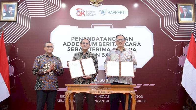Otoritas Jasa Keuangan (OJK) bersama Badan Pengawas Perdagangan Berjangka Komoditi (Bappebti) menandatangani addendum Berita Acara Serah Terima (BAST) terkait peralihan tugas pengaturan dan pengawasan aset keuangan digital, termasuk derivatif aset kripto, di Kantor OJK, Rabu (30/7)