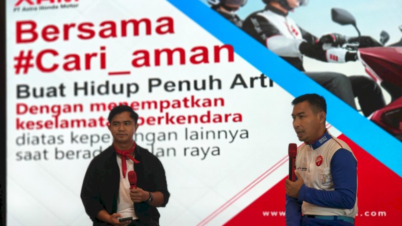 instruktur Safety Riding Wanny memberikan esukasi ke komunitas Dteam 