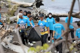 1.778 Civitas Akademika Poltekpar Makassar Gelar Aksi Bersih Pantai Sambut World Tourism Day