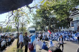 Nakes Tak Terdata Tutup Jalan di Depan Kantor Gubernur Sulsel