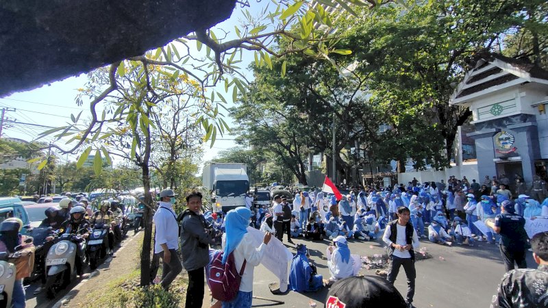 Demo nakes di depan kantor gubernur Sulsel pada Kamis 18 September 2025