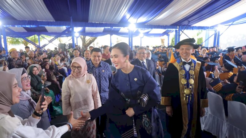 Menteri Pariwisata Widiyanti Putri Wardhana saat menghadiri wisuda Politeknik Pariwisata (Poltekpar) Makassar, Sabtu (20/9/2025). (Foto: Humas Pemkot Makassar)