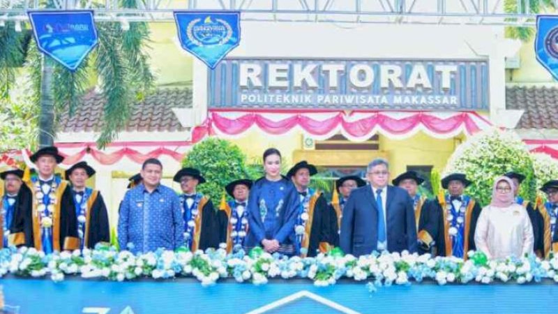 Menteri Pariwisata RI, Wali Kota Makassar dan Direktur Poltekpar Makassar mengukuhkan 565 Mahasiswa dalam Wisuda yang digelar di Kampus Poltekpar Makassar, sabtu (20/9)