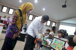 Wali Kota dan Bunda PAUD Serahkan Hadiah Lomba Mewarnai Anak Semarak HAN 2025