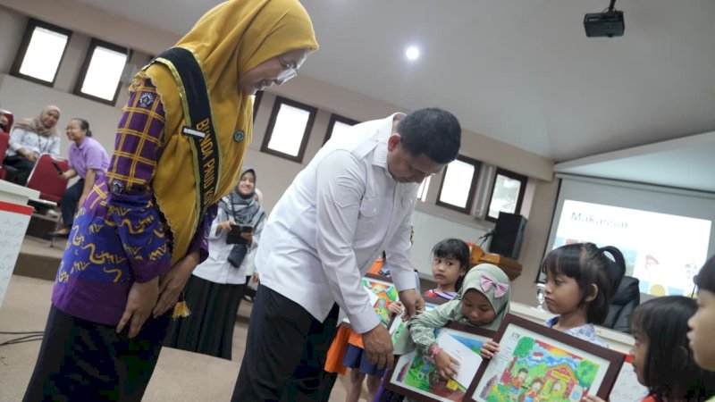 Wali Kota dan Bunda PAUD Serahkan Hadiah Lomba Mewarnai Anak Semarak HAN 2025