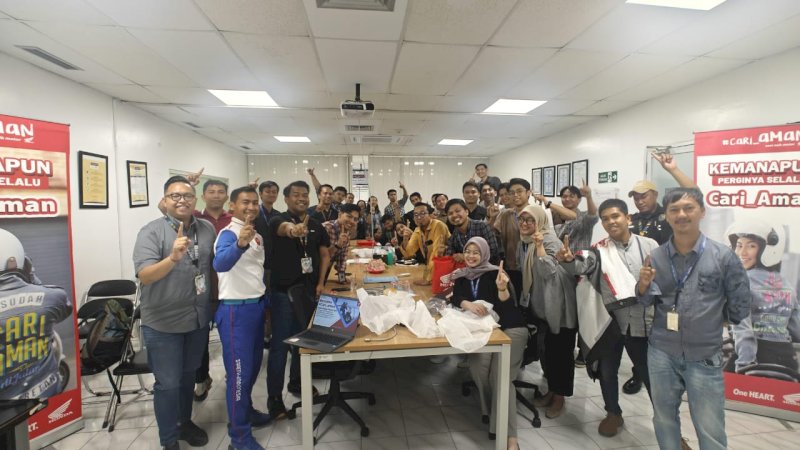 edukasi safety riding dibawakan langsung oleh Wanny, selaku Instruktur Safety Riding Asmo Sulsel, kepada lebih dari 30 karyawan. Bertempat di area pabrik PT. Nippon Indosari Corpindo di Jl. Kima No. 10