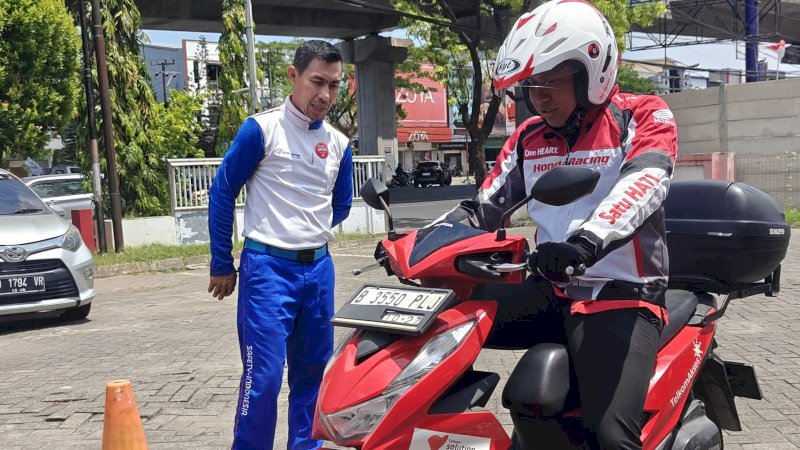 Asmo Sulsel menggandeng PT. Telkom Akses Area Makassar untuk menggelar edukasi safety riding yang berlangsung pada Rabu, 24 September 2025, di kantor PT. Telkom Akses Area Makassar.
