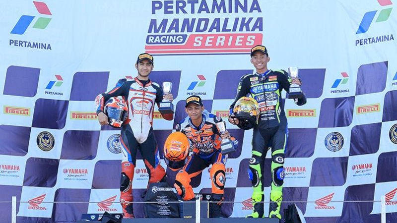 Andi Gilang (kiri) berhasil meraih podium ke 2 di kejuaraan Mandalika Racing Series (MRS) ronde ke 4 di kelas NS 150cc yang dilaksanakan pada minggu lalu (20-21/9).