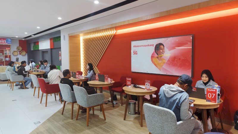 Agen offline Telkomsel sedang melayani pelanggan 