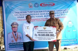 Gubernur Sulsel Serahkan Anggaran Pembebasan Lahan dan Perbaikan Lapangan Sebesar Rp10,5 Miliar Ke Pemkab Maros