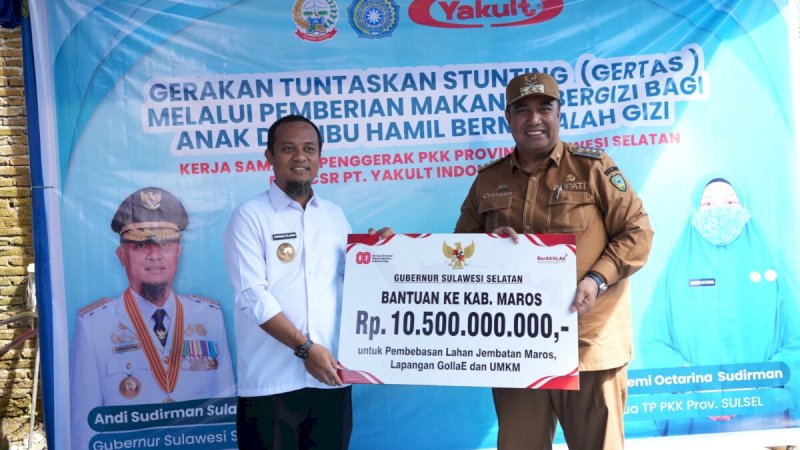 Gubernur Sulsel Serahkan Anggaran Pembebasan Lahan dan Perbaikan Lapangan Sebesar Rp10,5 Miliar Ke Pemkab Maros