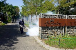 Bukit Baruga Gelar Fogging Bersama Dinkes Makassar, Wujudkan Lingkungan Sehat dan Nyaman untuk Warga