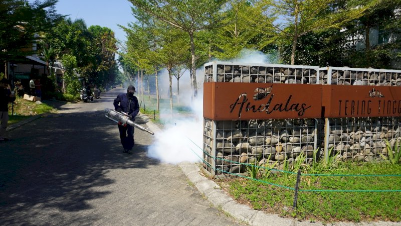 Bukit Baruga Gelar Fogging Bersama Dinkes Makassar, Wujudkan Lingkungan Sehat dan Nyaman untuk Warga