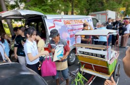 Air Mata Bahagia Warga Rusun dan Pengemudi Bentor, WALUBI, KCBI dan Kodam XIV Hasanuddin Hadirkan Harapan Lewat 200 Paket Sembako