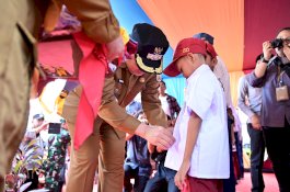 Serahkan Seragam Sekolah Gratis, Pemkot Makassar Gandeng CSR Wujudkan Pemerataan Pendidikan di Kepulauan