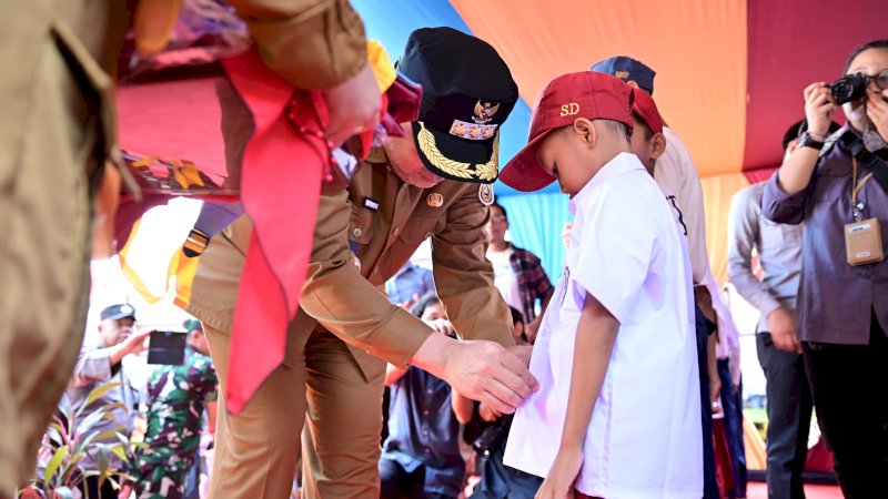 Serahkan Seragam Sekolah Gratis, Pemkot Makassar Gandeng CSR Wujudkan Pemerataan Pendidikan di Kepulauan