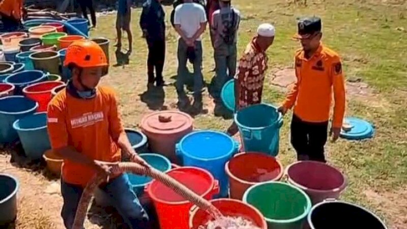 Pemkab Maros Salurkan 800 Ribu Liter Air Bersih