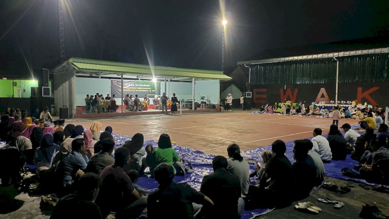 Suasana syukuran kenaikan pangkat perwira dan bintara Detasemen Intelijen Kodam (Deninteldam) XIV/Hasanuddin periode 1-10 Oktober 2025 di Lapangan Tenis Asrama Deninteldam pada Senin (6/10/2025) malam.