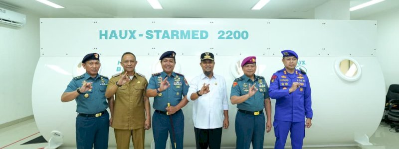 Gubernur Andi Sudirman Terima Brevet Kehormatan Hiperbarik dari TNI AL