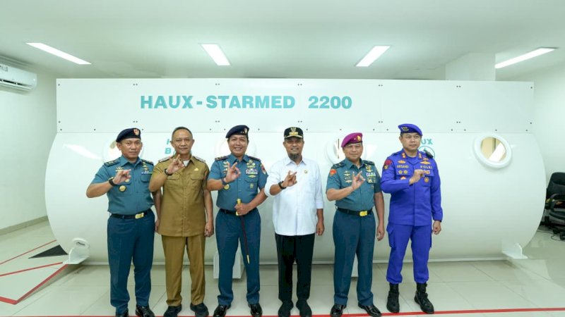 Gubernur Andi Sudirman Terima Brevet Kehormatan Hiperbarik dari TNI AL