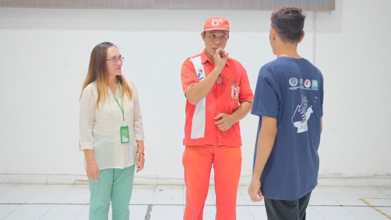 Pertamina Patra Niaga Regional Sulawesi melalui unit operasinya Integrated Terminal (IT) Bitung menggelar kegiatan bertajuk “Melayani Tanpa Batas: Pengenalan Budaya Tuli dan Pelatihan Bahasa Isyarat untuk Petugas SPBU” di Aula Kantor IT Bitung.