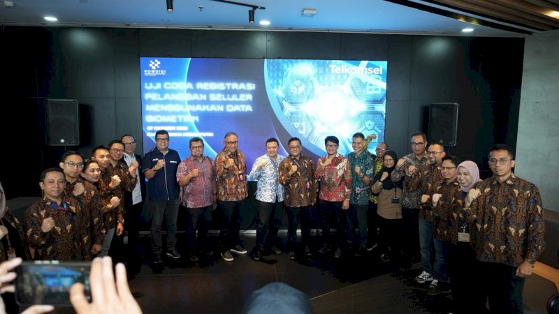 PHOTO CAPTION
 
Uji Coba Biometric Telkomsel_1: Telkomsel bersama Komdigi kembali melaksanakan uji coba registrasi pelanggan jasa telekomunikasi menggunakan data kependudukan biometrik.