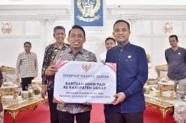 Gubernur Sulsel Salurkan Bantuan Benih ke Soppeng dan Sidrap