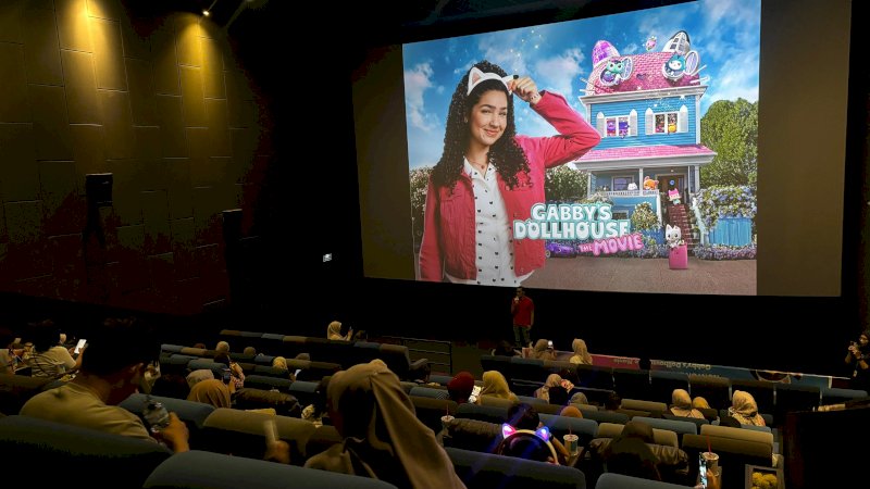IndiHome kembali menghadirkan kejutan spesial bagi pelanggan setianya lewat kegiatan nonton bareng (nobar) film keluarga Gabby’s Dollhouse The Movie di CGV Panakkukang Square Makassar, Sabtu (11/10).