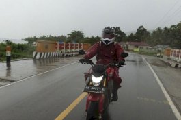 Astra Motor Sulsel Bagikan Tips Aman Berkendara di Jalan Licin dan Berpasir