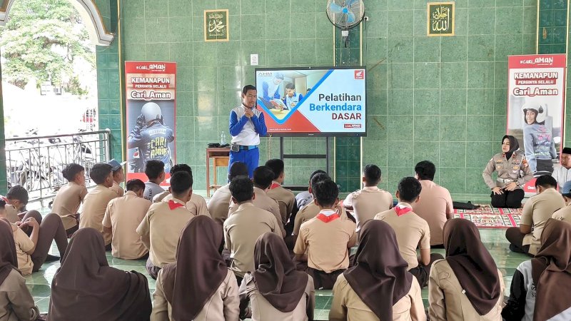 Astra Motor Sulawesi Selatan (Asmo Sulsel). Bersama Polres Gowa, main dealer sepeda motor Honda untuk wilayah Sulawesi Selatan, Barat, Tenggara, dan Ambon ini menggelar edukasi safety riding bagi pelajar SMAN 2 Gowa, Jumat (10/10/2025