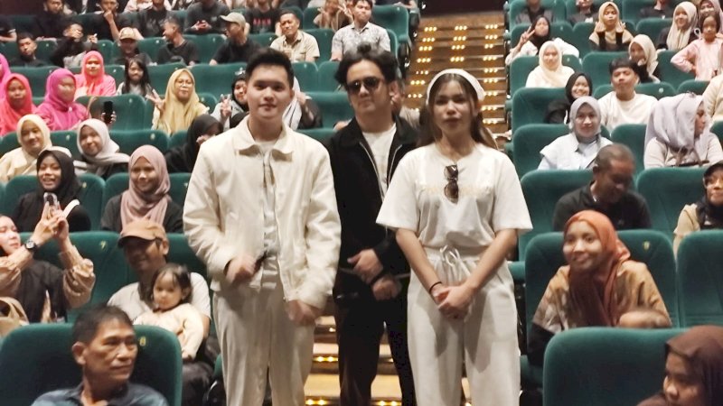 Kevin Ardilova menyapa ratusan penggemar dalam acara promosi film terbarunya, “Dilanjutkan Salah Disudahi Perih.” Tidak sendirian, Kevin hadir bersama dua musisi muda berbakat, Farelio dan Foke Fritz, yang mempersembahkan lagu soundtrack film berjudul “Sepakat Berpisah.” 