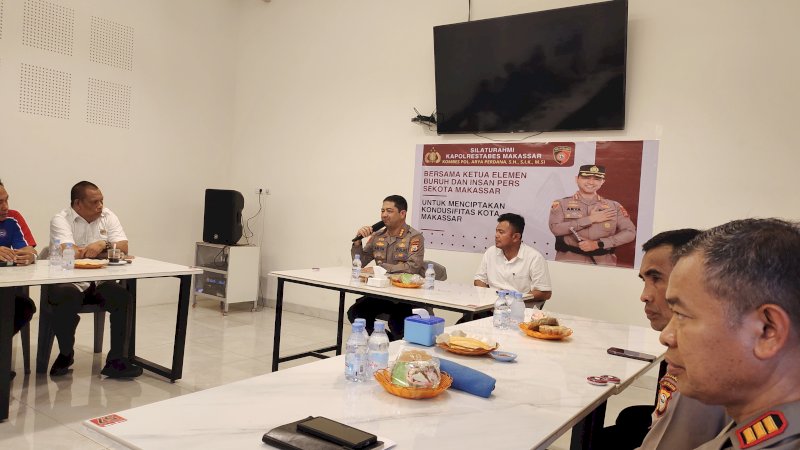 Kapolrestabes Makassar, Kombes Pol. Arya Perdana didampingi Kasat Intelkam Polrestabes Makassar, Kompol Asdar saat menggelar pertemuan dengan elemen buruh.
